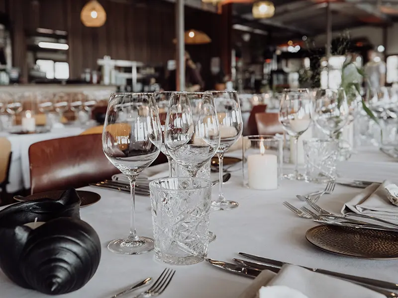 mooi gedekte tafel voor een groepsdiner